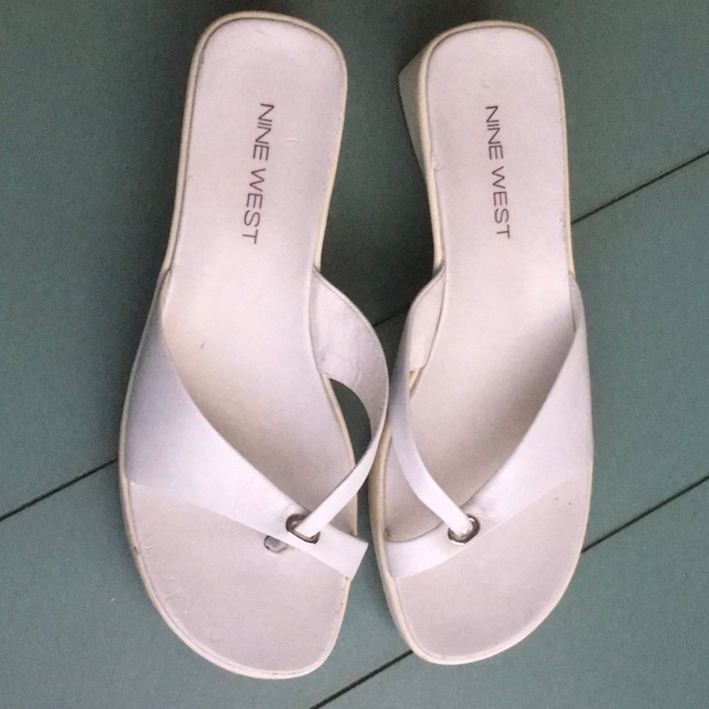 Nine West Nweleni White Thong Sandals Sz 8M